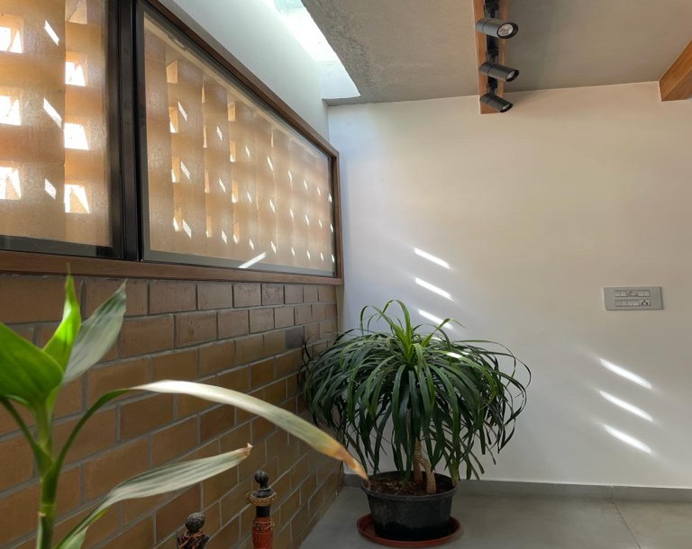 Duplex — 8,000 sqft — image 1